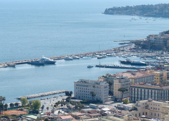 Napoli? Da cittadino è faticosissima, da scrittore è un teatro all’aperto