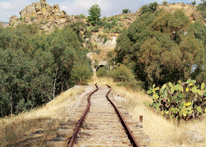 Itinerari lenti e paesaggi da scoprire lungo le linee ferroviarie dismesse