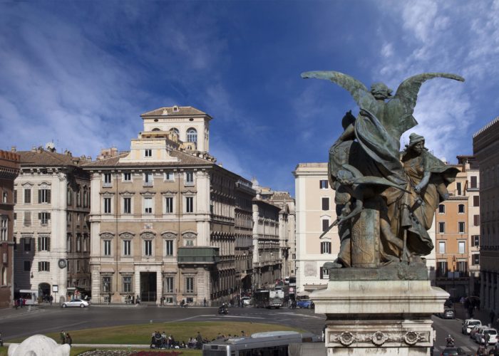 Restituito a Roma il palazzo col balconcino verde. Citofonare Bonaparte