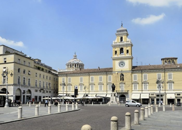 Le città come scenografie creative. Aspettando la nomina della Capitale 2022, i temporary signs di Parma