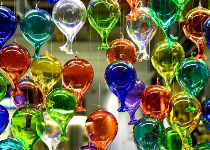 Glass in Venice: stories and protagonists, from the backstage to the workshops to the designer extra