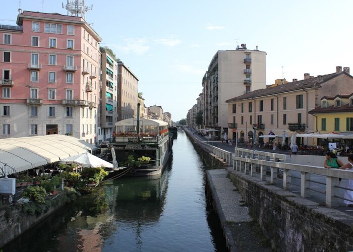 Viaggio nei quartieri: ai Navigli tra la Merini, i locali e l’ex scalo di Porta Genova