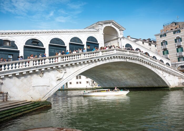 Ripartire dall’essenziale: da Venezia a Taranto arrivano esempi di sperimentazione e solidarietà