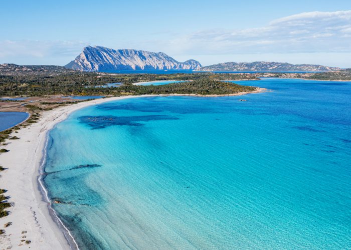 Camera con vista Tavolara, il Baglioni è sbarcato in Sardegna