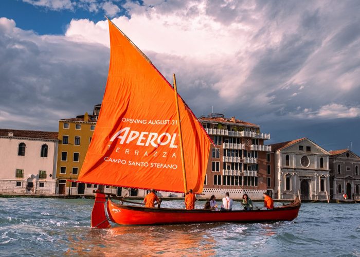 Aperol total orange a Venezia, e Milano apre il bar olografico con Nescafè