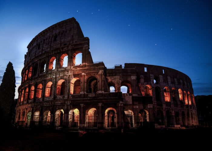 Passeggiare di sera tra i siti archeologici e i luoghi di cultura